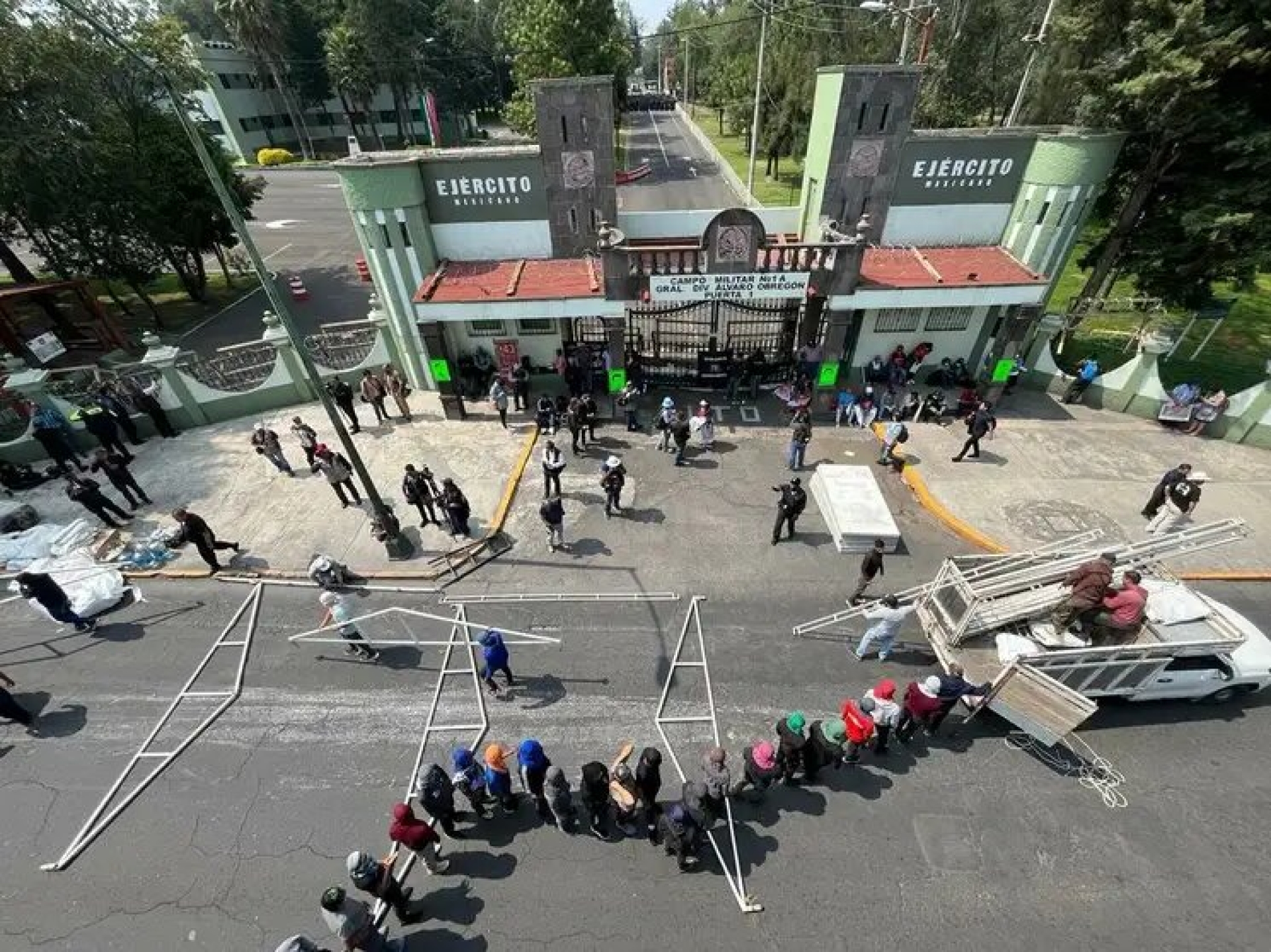 Padres de los 43 normalistas instalan plantón frente a Campo Militar