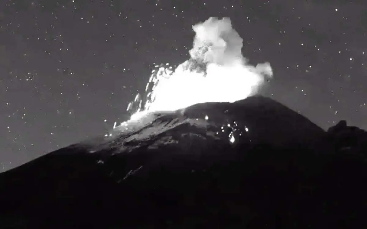 Así se vio la exhalación del Popocatépetl de este viernes; semáforo está en amarillo fase 2