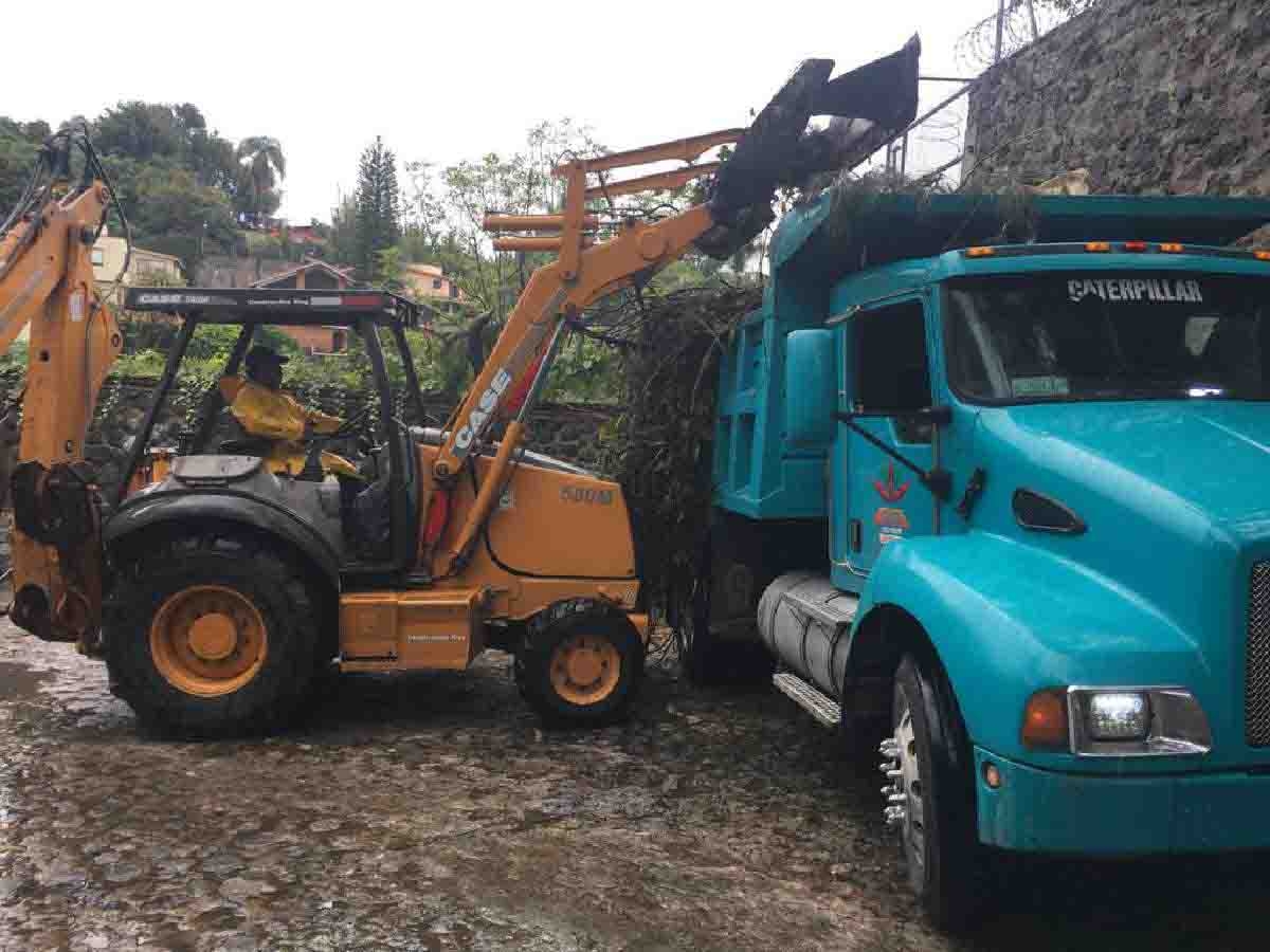 Trabaja ayuntamiento en el retiro de talud de tierra colapsado en Rancho Cortés