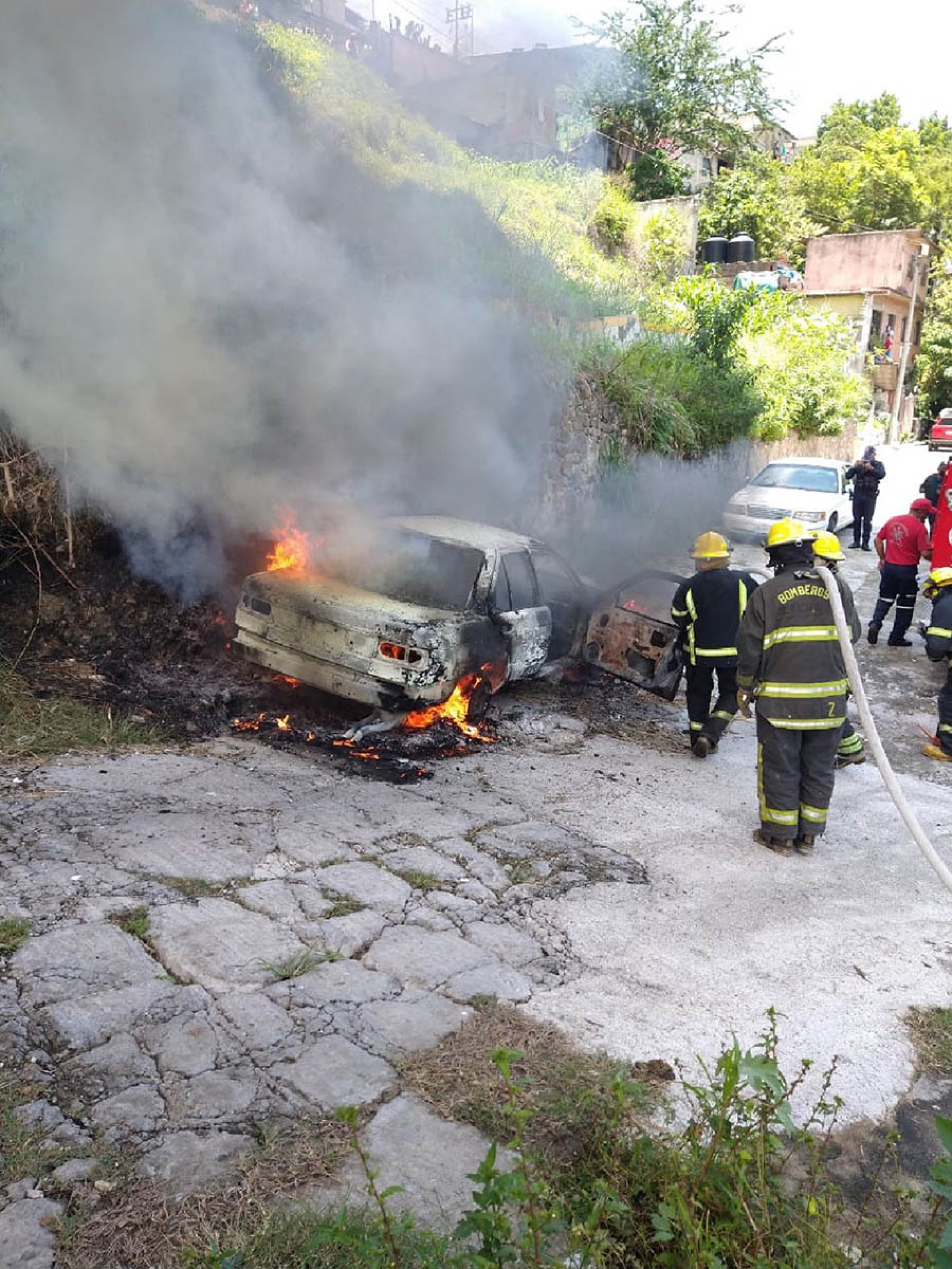 Se incendia auto por un cortocircuito