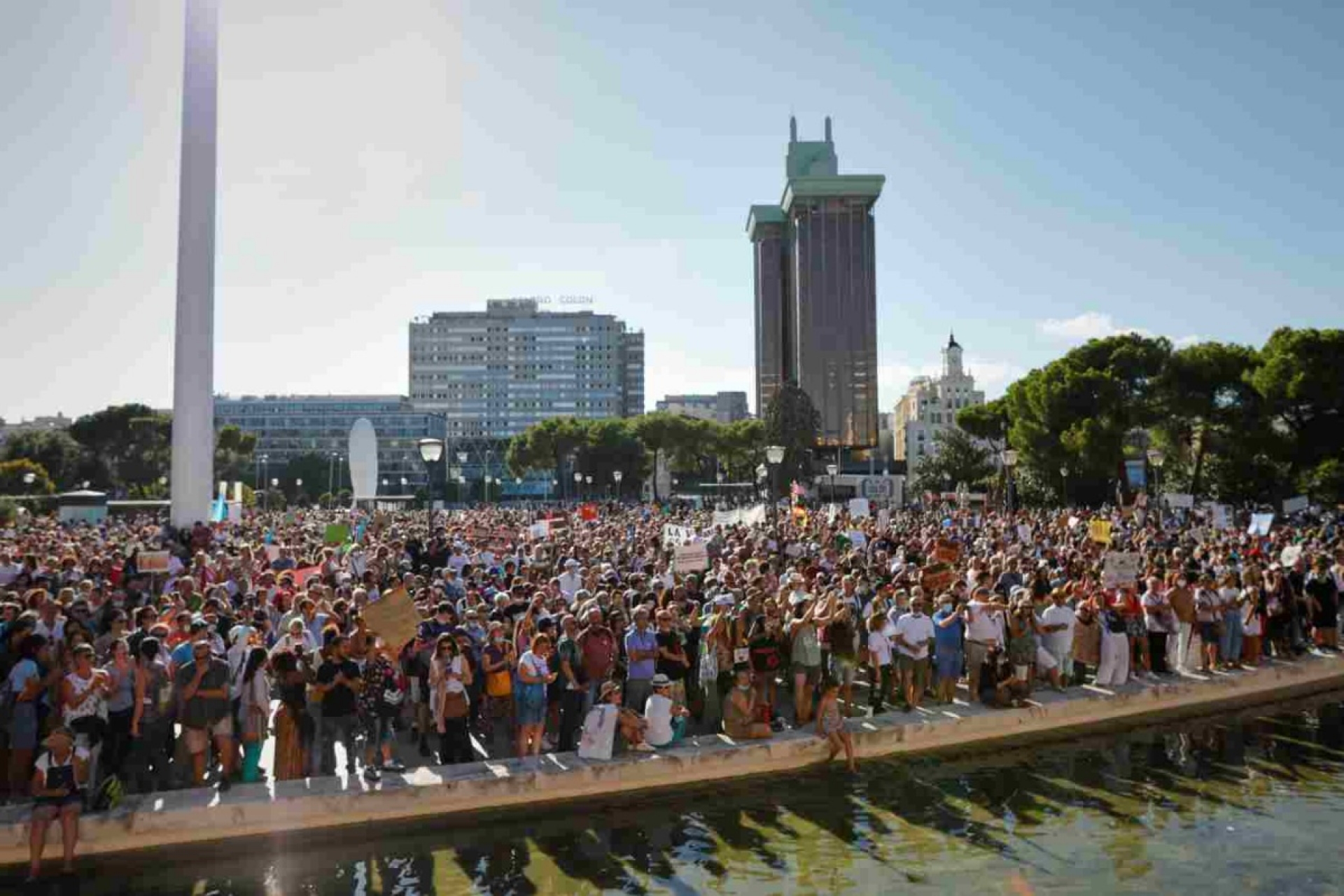 Miguel Bosé sale más listo: organiza marcha y no va
