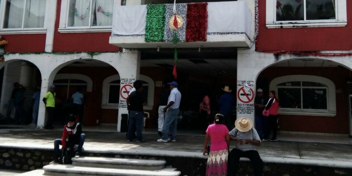 Toman trabajadores de Xoxocotla instalaciones del Ayuntamiento de Puente de Ixtla