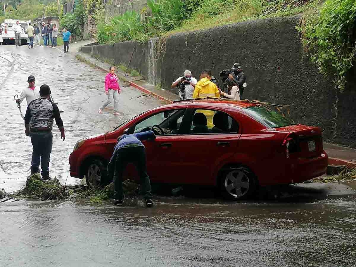Auto queda atrapado debajo de un puente