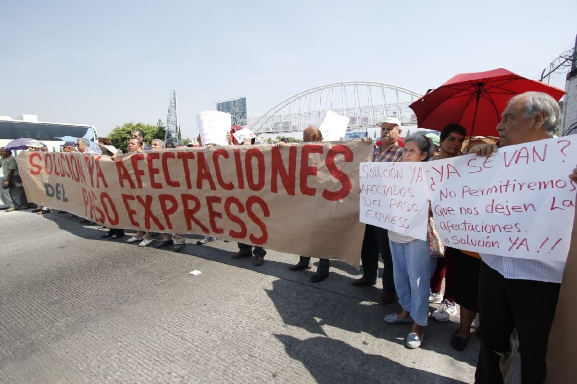 Vecinos de la colonia Flores Magón bloquearon el Paso Exprés