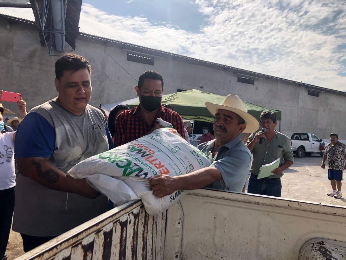 Cabildo de Jojutla entrega fertilizante orgánico y semilla
