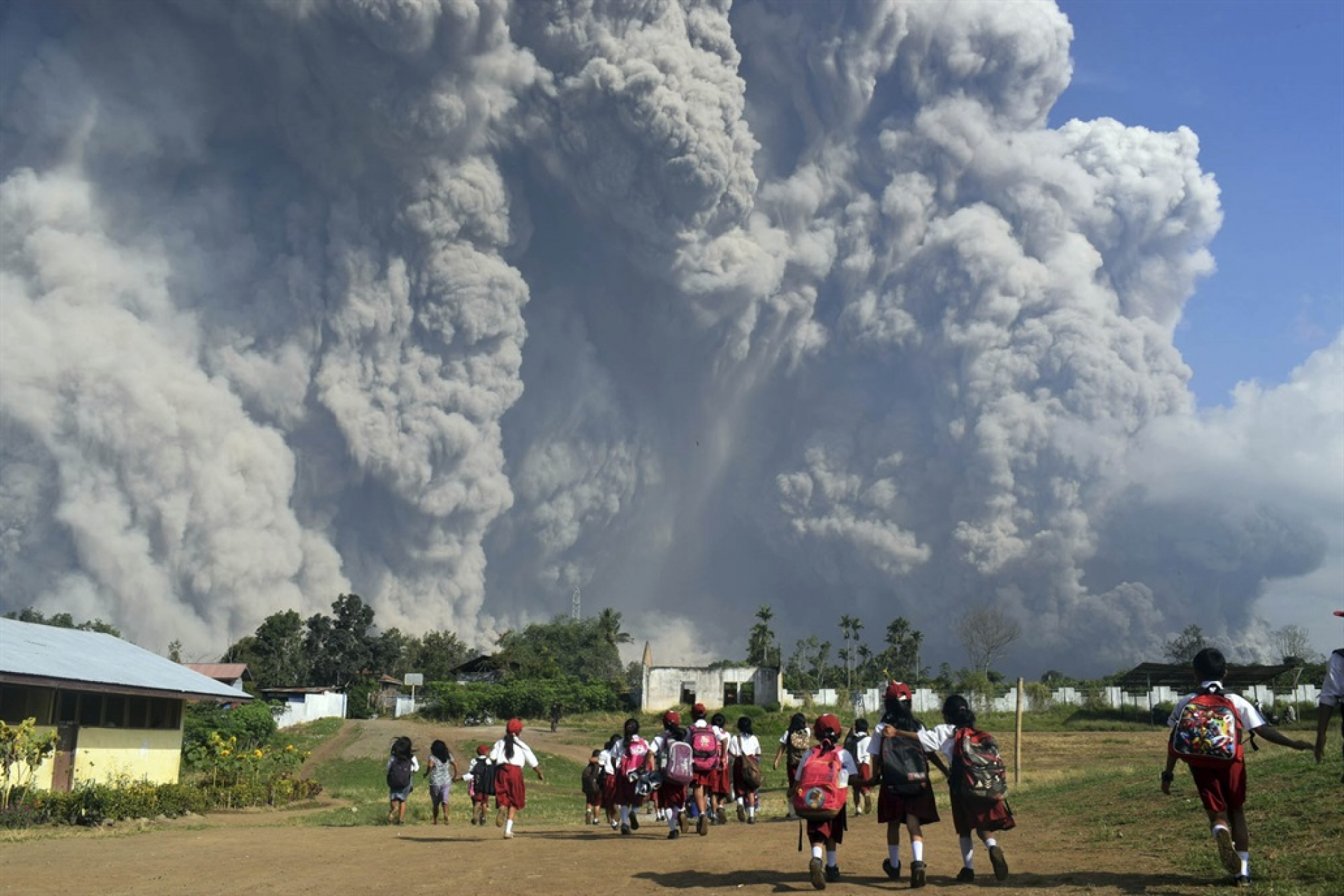 El volcán más grande de Indonesia hizo erupción