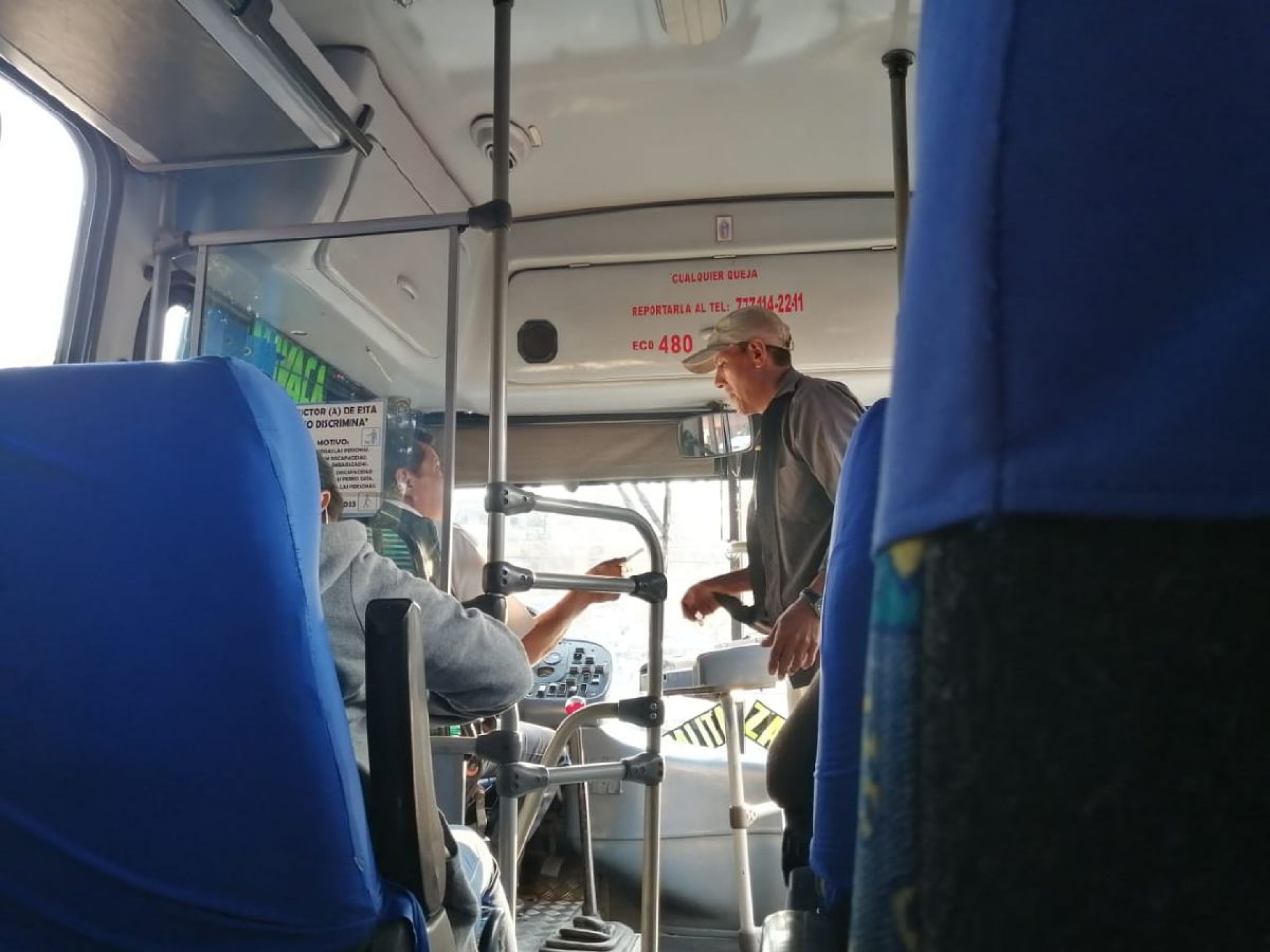 Protestan choferes de Ruta 4 por reducción de salarios