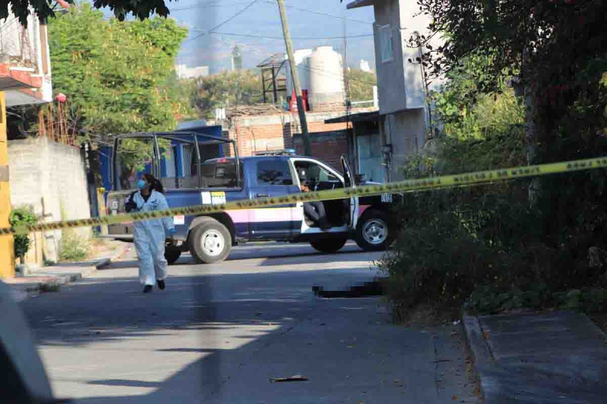 Hallan a un hombre degollado en la colonia Azteca