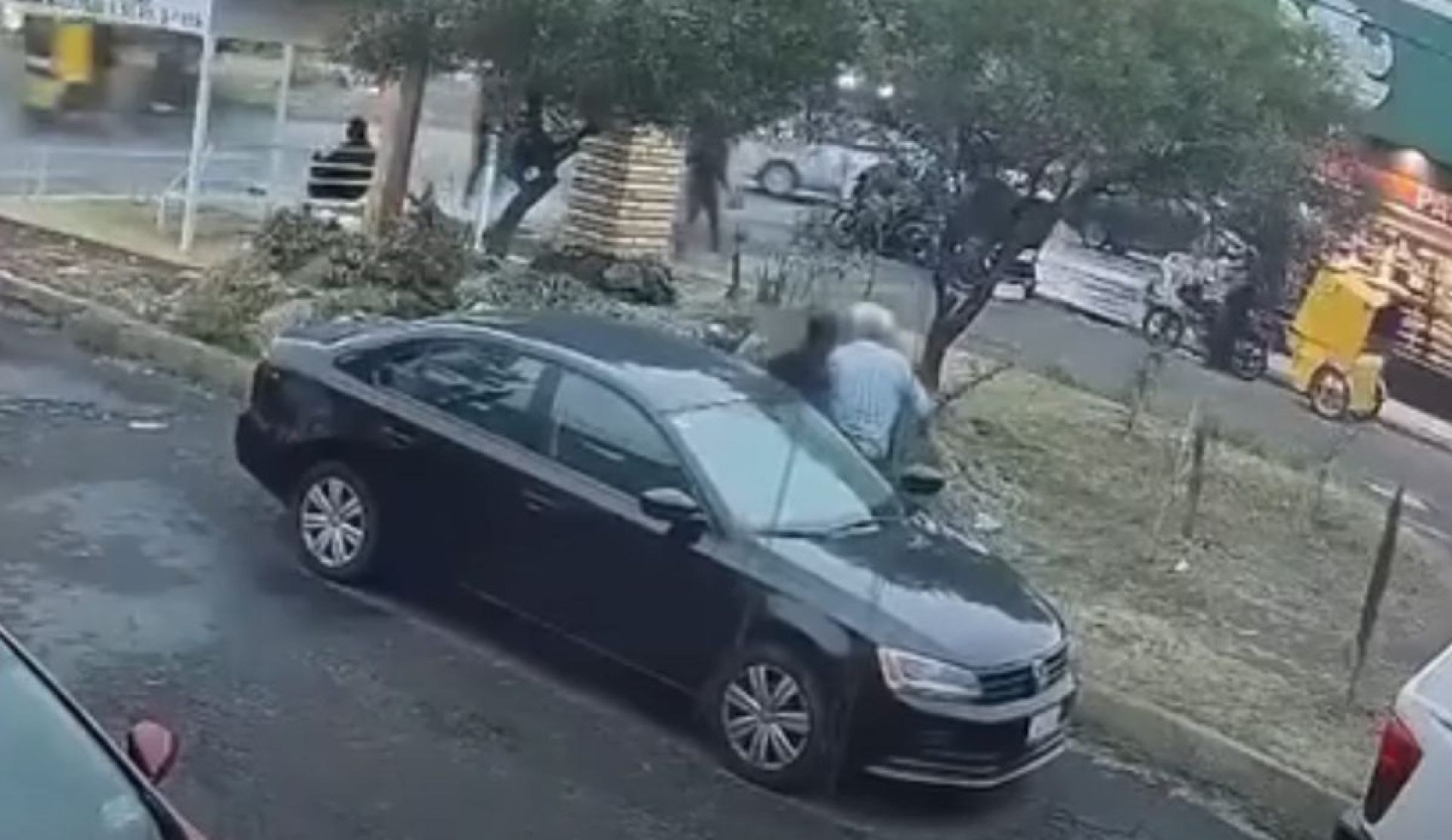 Intento de robo a adulto mayor termina en choque de auto en Ecatepec