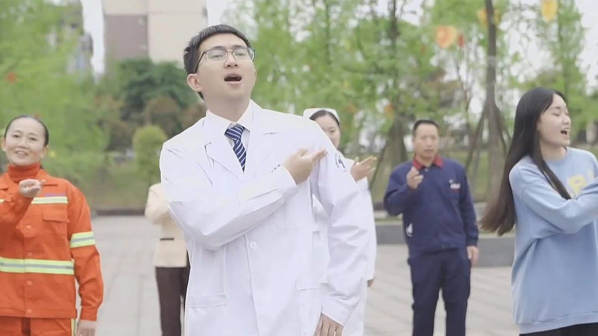 Al ritmo del rap, China llama a su población a vacunarse contra COVID-19