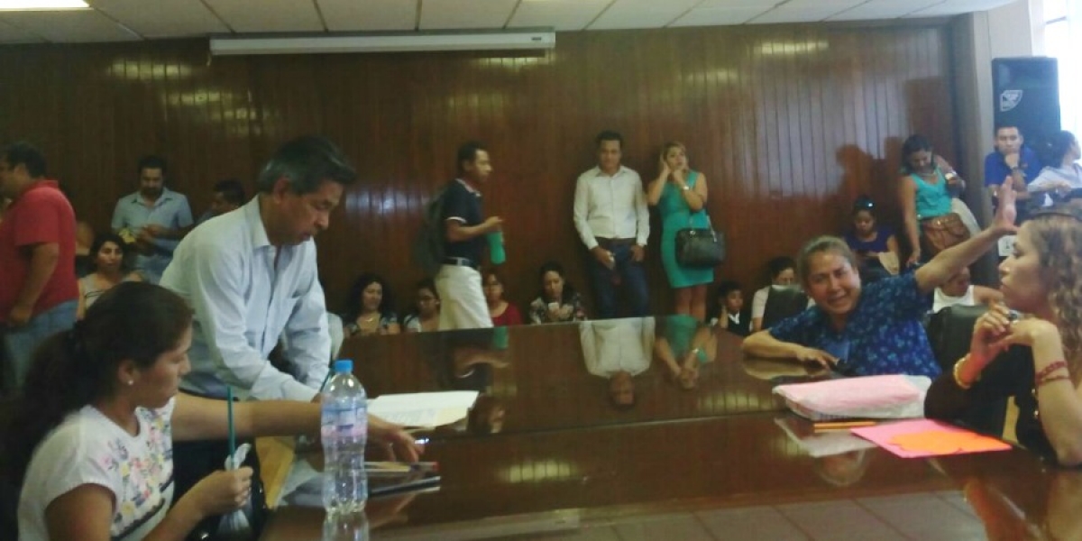 Se manifiestan profesores en el IEBEM