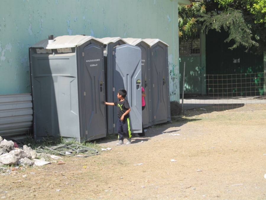 Vence renta de sanitarios en escuela y ahora padres tendrán que pagarla
