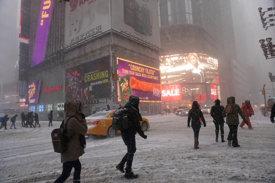Se congela Nueva York tras tormenta de nieve