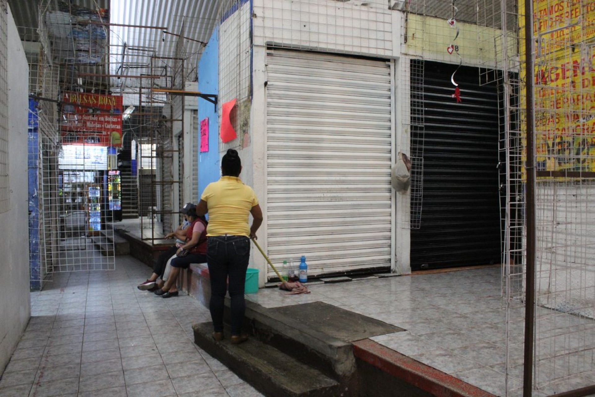 Cierran 200 negocios de las plazas Lido y Degollado