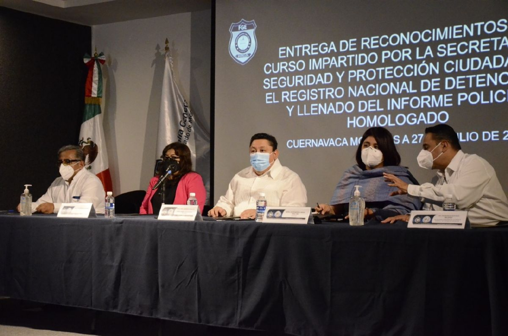 Fiscal General y Senadora entregan reconocimientos a personal capacitado por autoridades federales