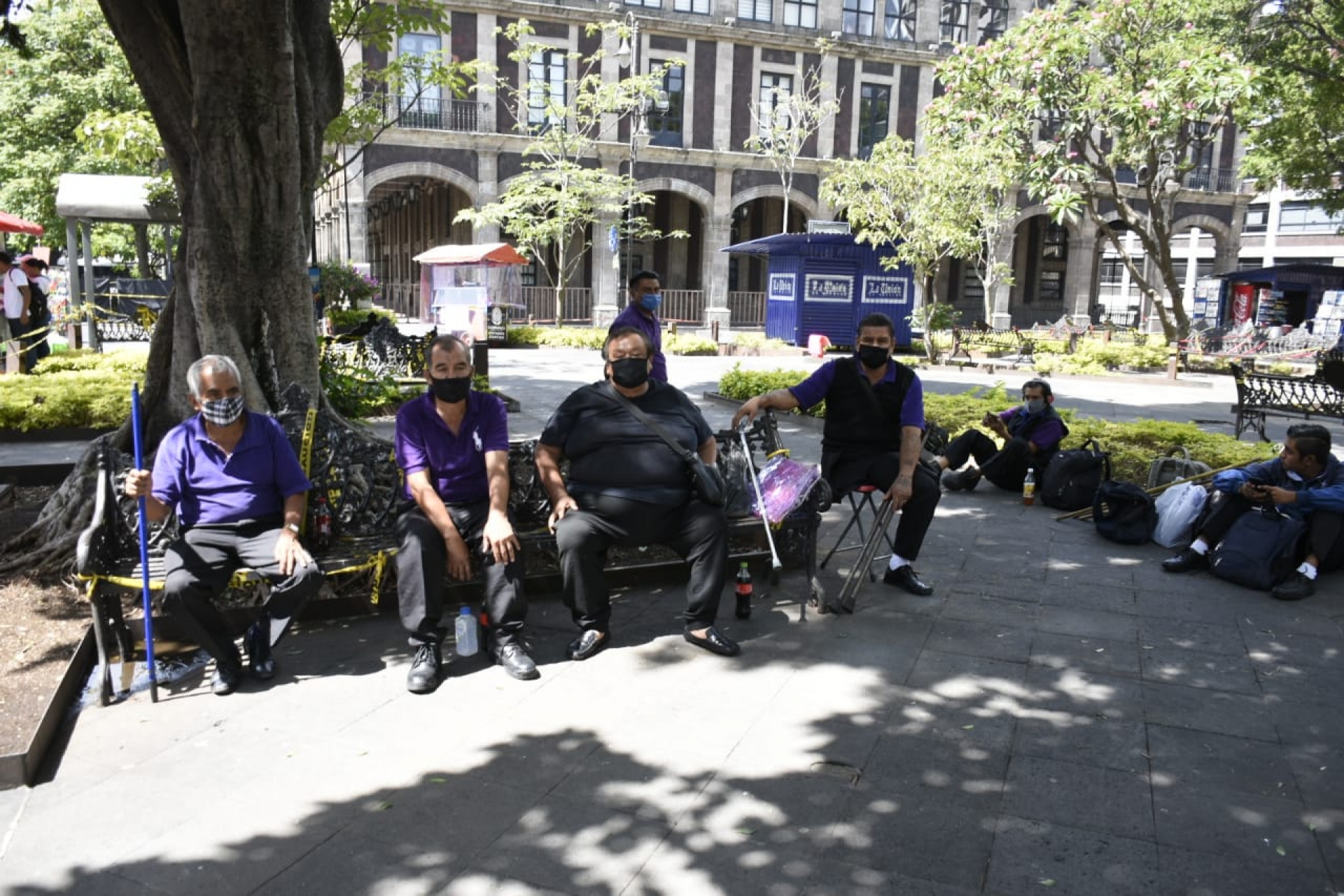 Con precauciones, reanudan actividades en el primer cuadro