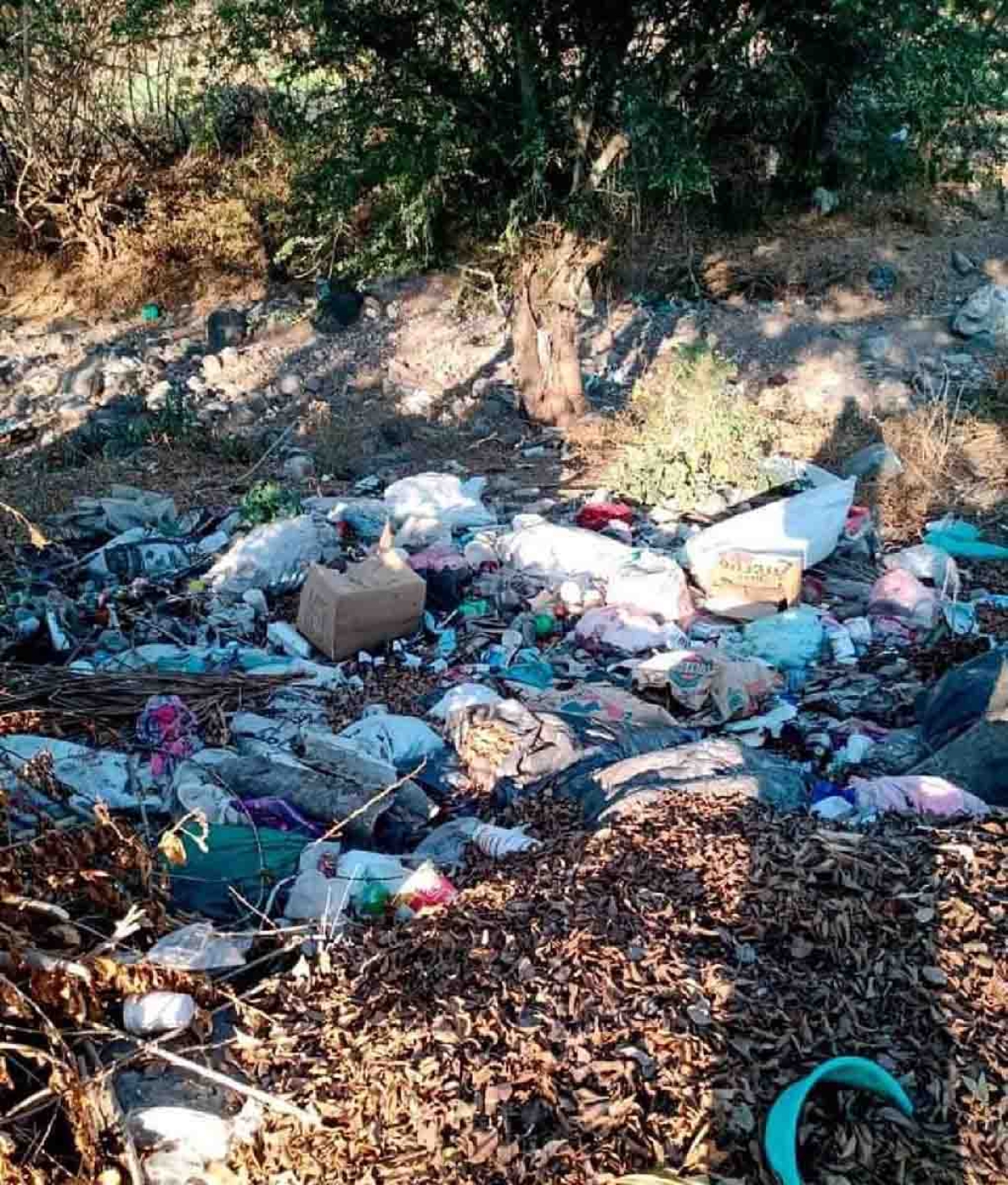 Piden a vecinos no tirar basura a la orilla del río