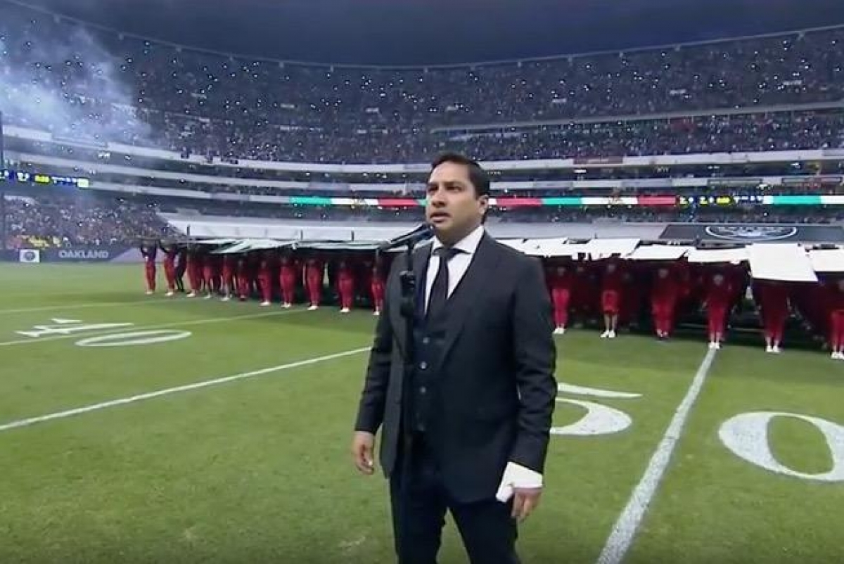Julión Álvarez canta Himno Nacional en partido de NFL y lo abuchean