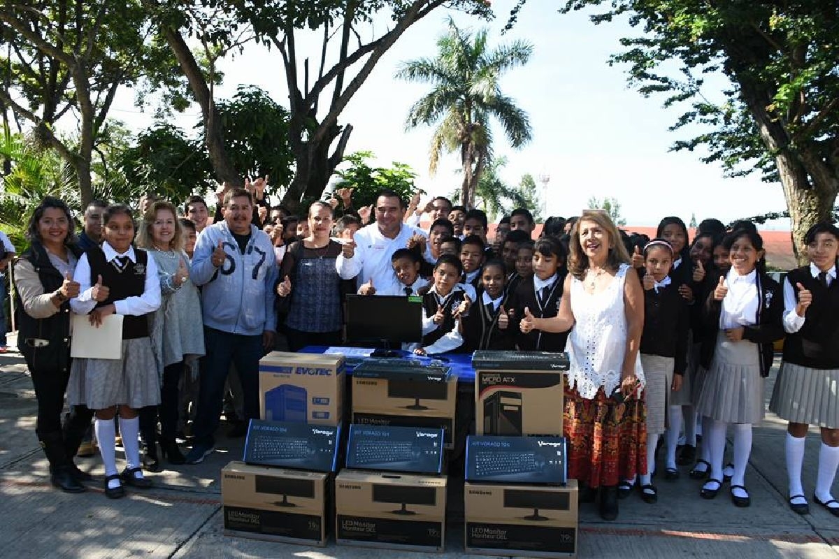 Agustín Alonso Gutiérrez entrega computadoras a la Secundaria Técnica 47