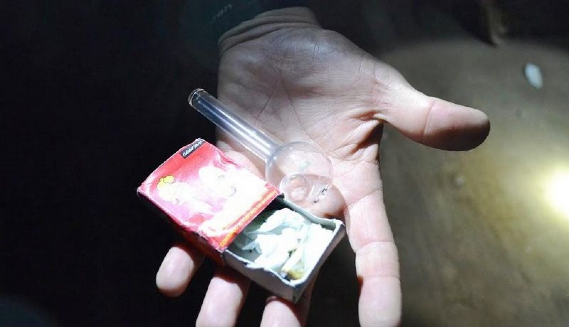 Atrapan a dos jóvenes con droga y una pistola