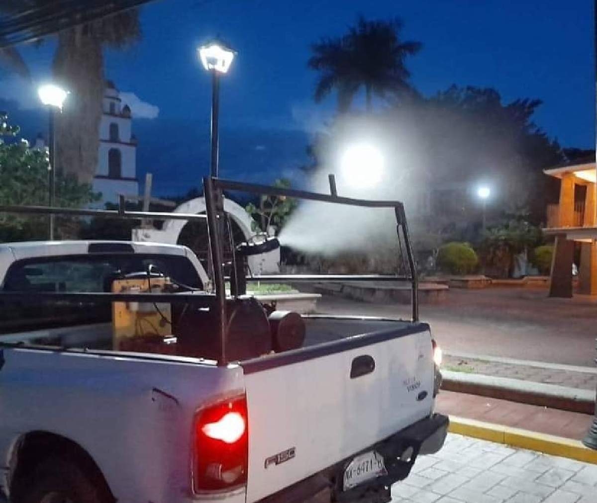 Nebuliza alcaldía zonas con dengue