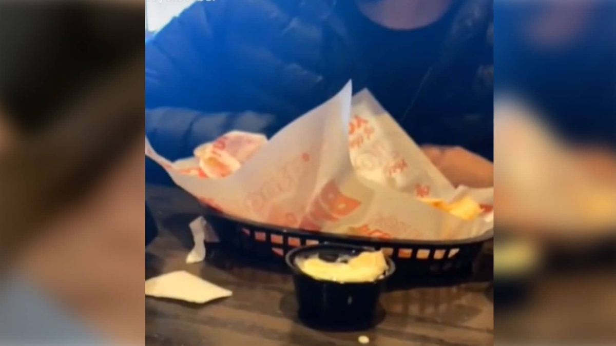 Mujer exhibe a hombre en primera cita por comprar comida sólo para él