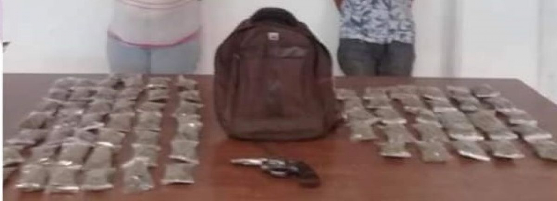 Arrestan a pareja con 70 bolsas de marihuana y una pistola