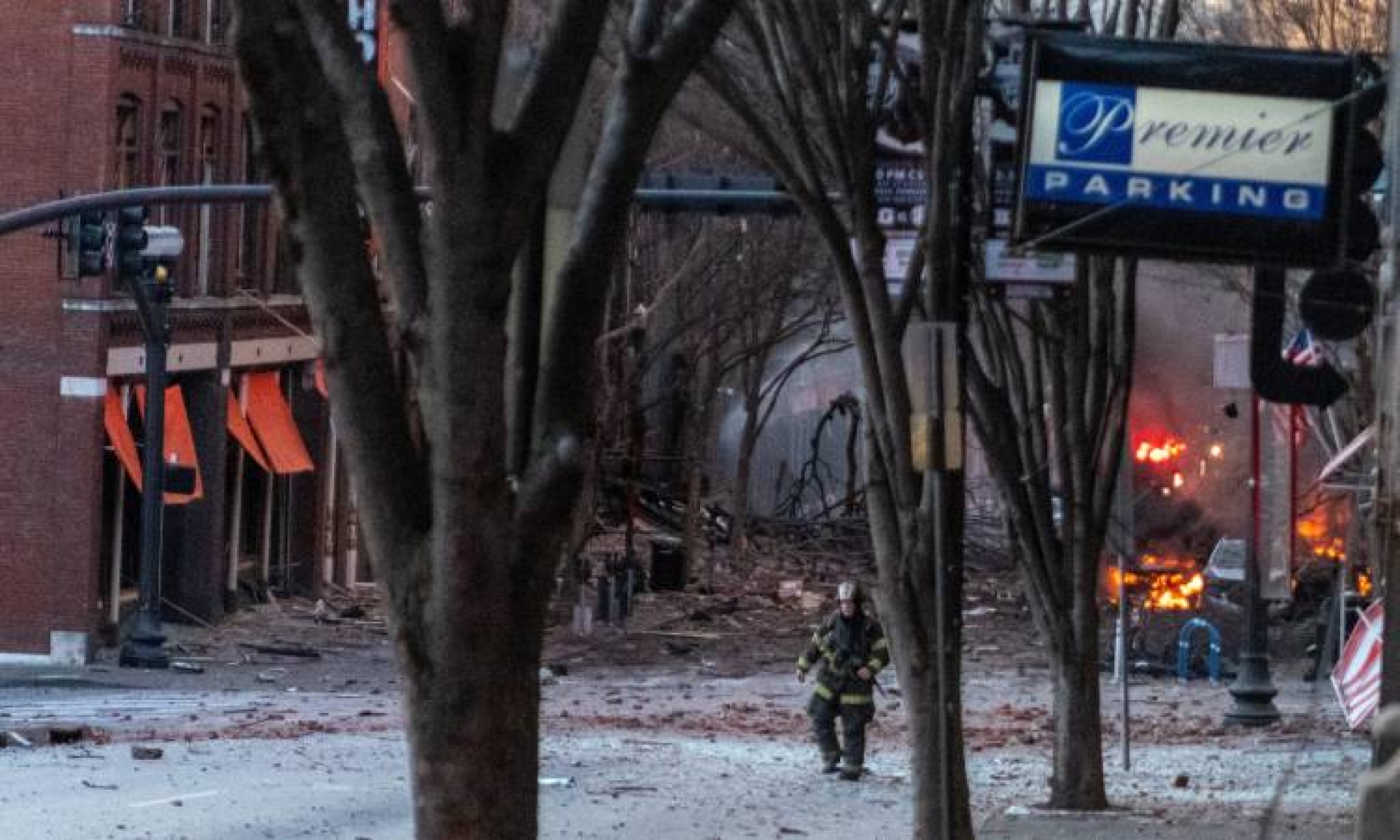 Policía y el FBI investigan una gran explosión en Nashville como “un acto intencionado”