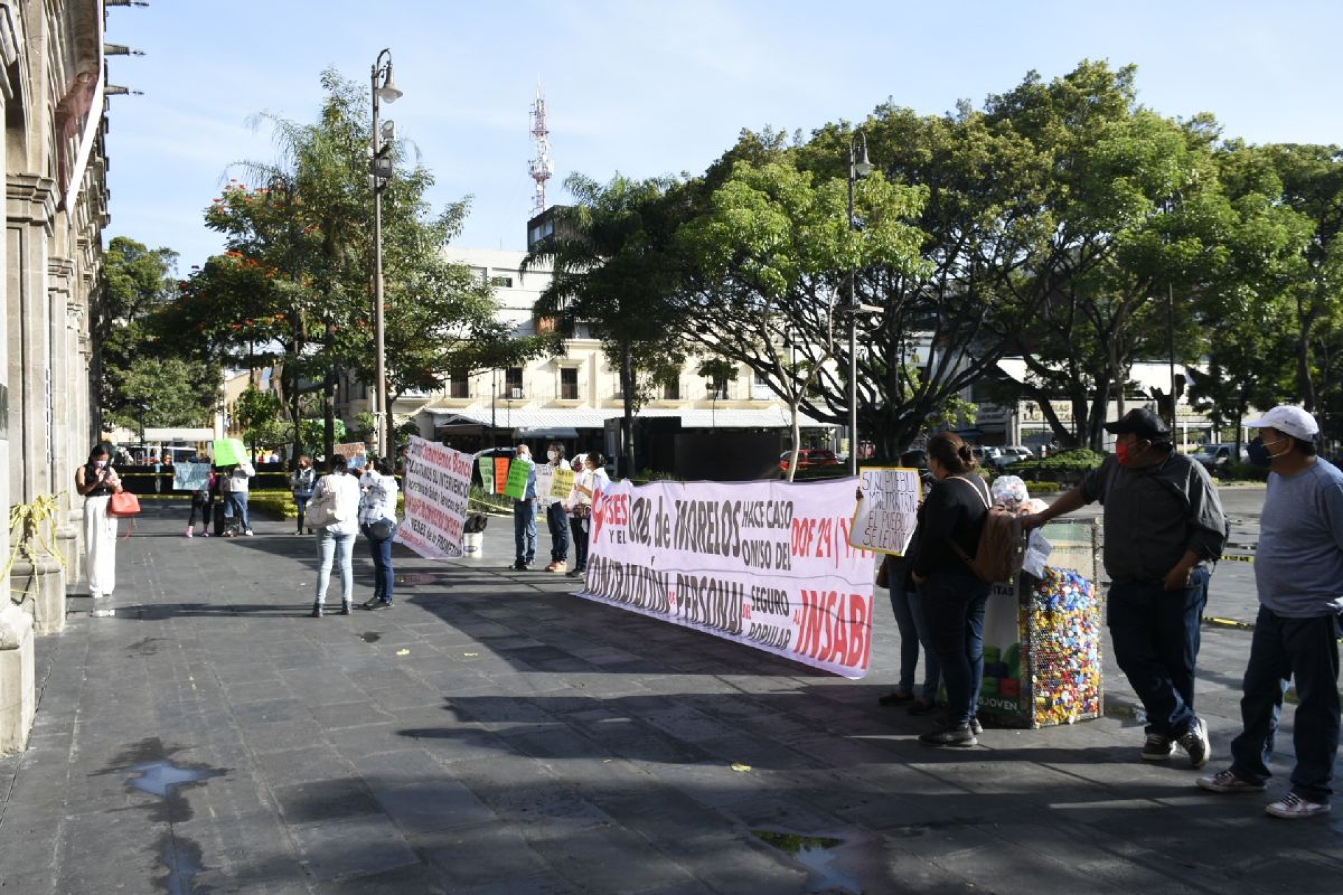 Extrabajadores del Seguro Popular amenazan con radicalizar protestas