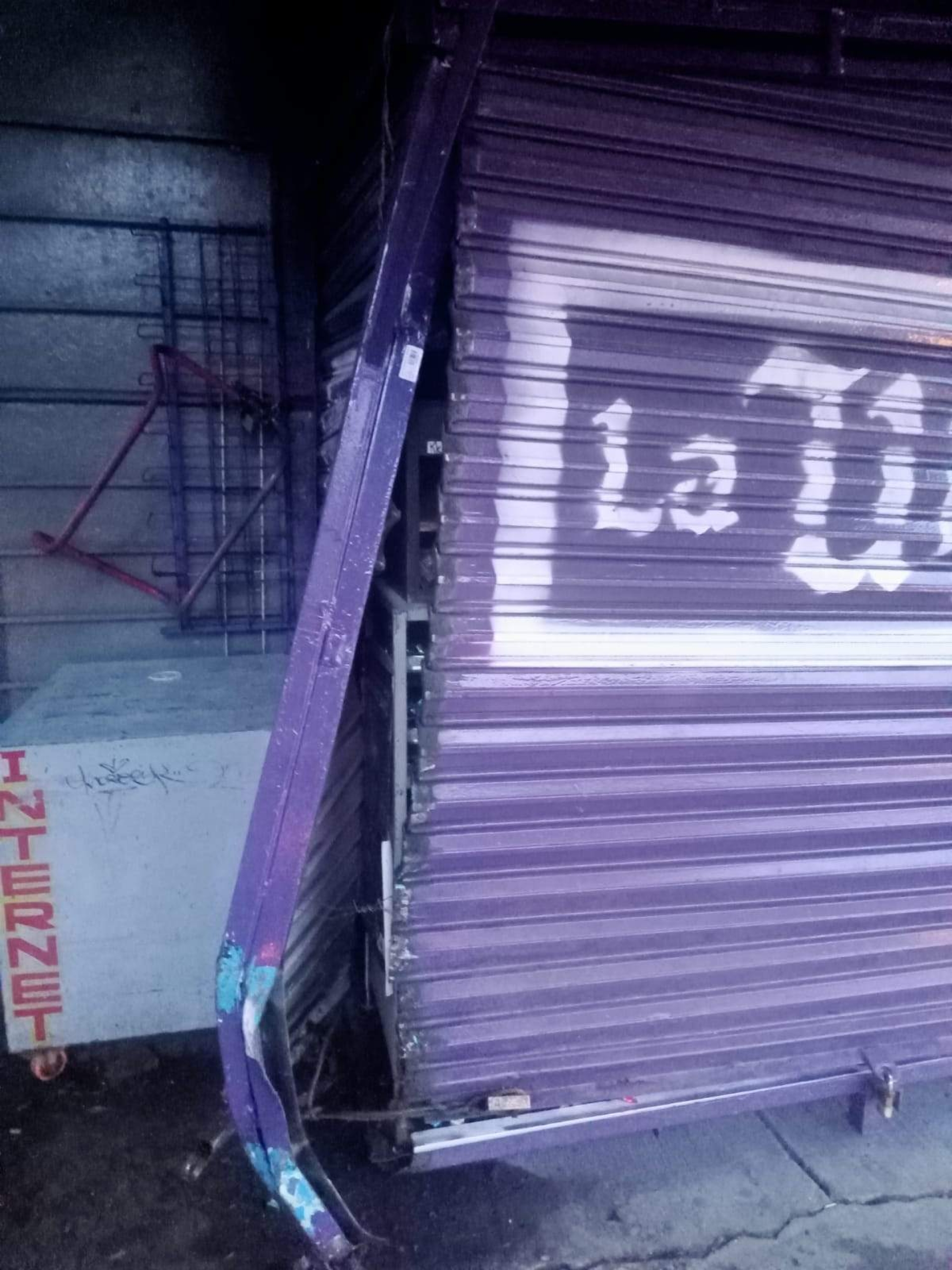 Chocan y roban un puesto de periódicos