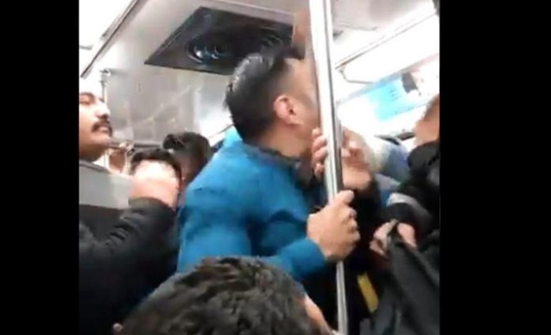 Usuario del metro es golpeado por pasajeros por accionar la palanca de Emergencias