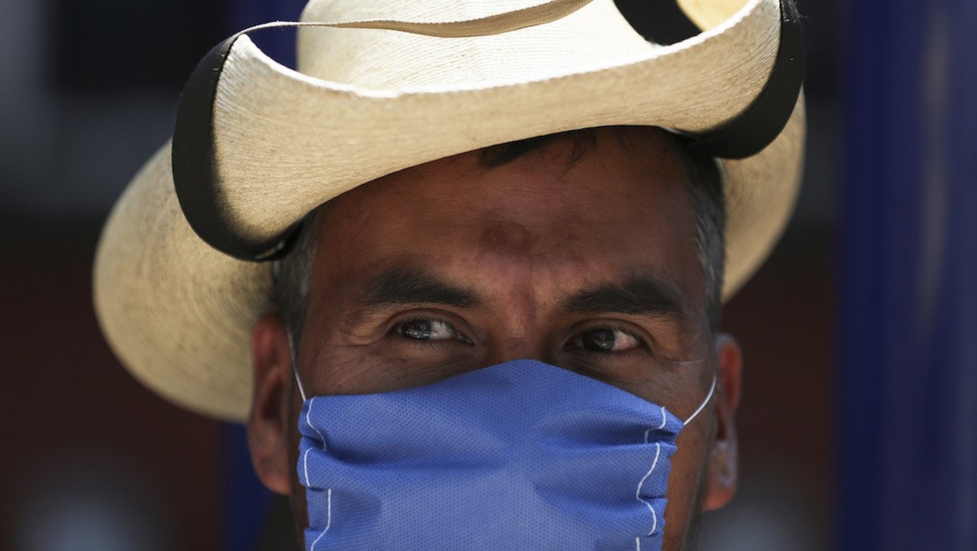 Cubrebocas se agotan en las farmacias