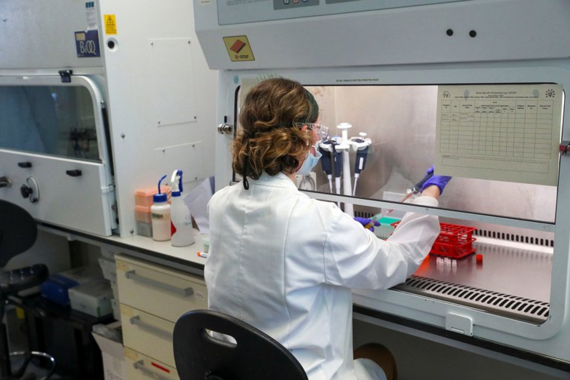 AstraZeneca y la Universidad de Oxford suspenden ensayo de vacuna contra COVID-19