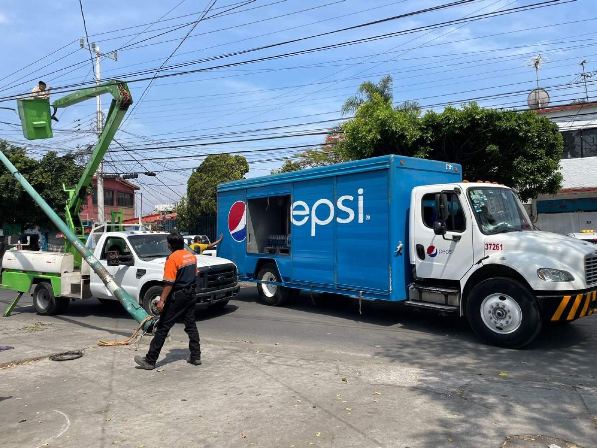 Tira camión un poste del alumbrado público
