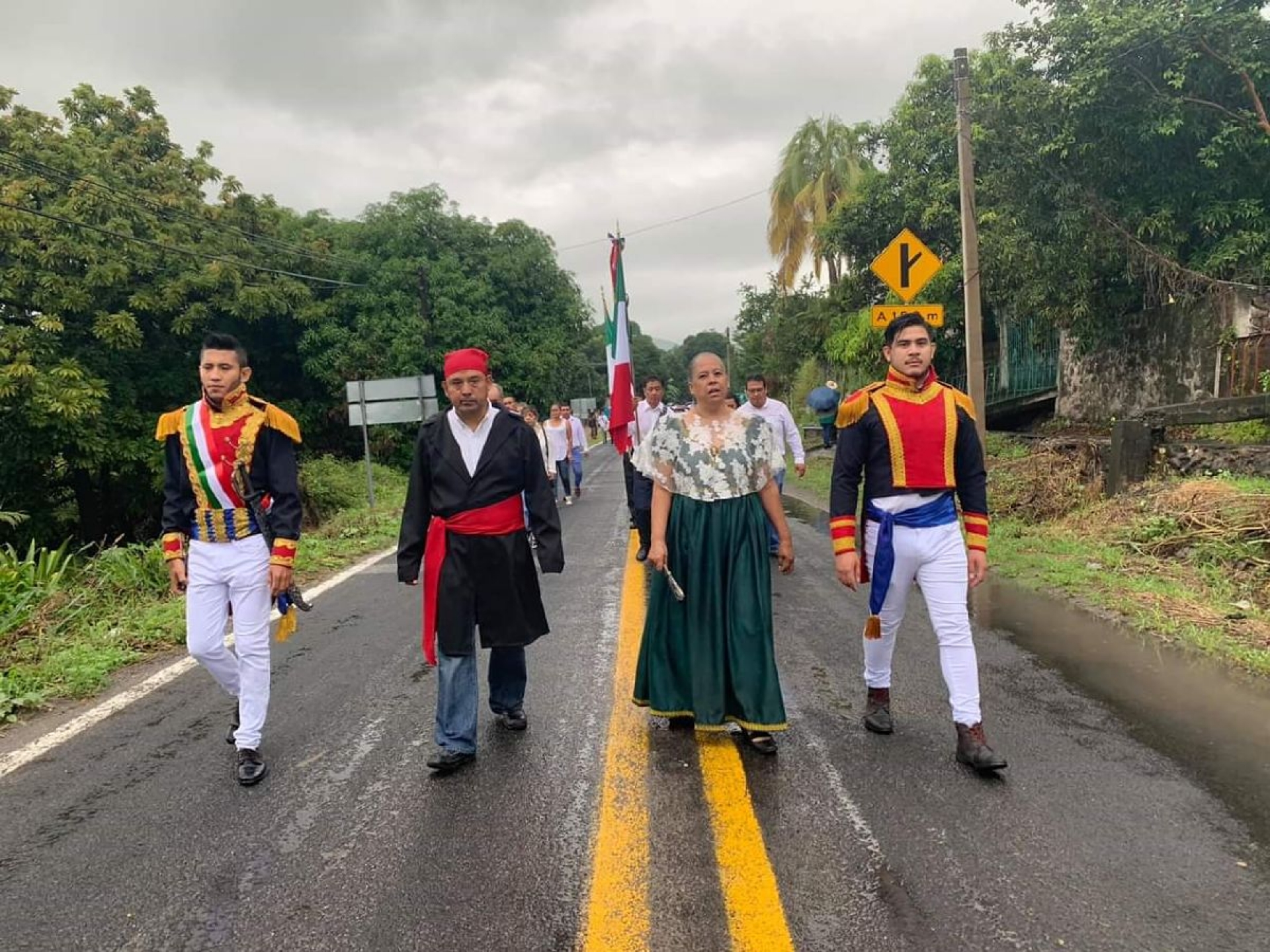 Desfilan en Cocoyotla por el 254 aniversario del natalicio de Morelos