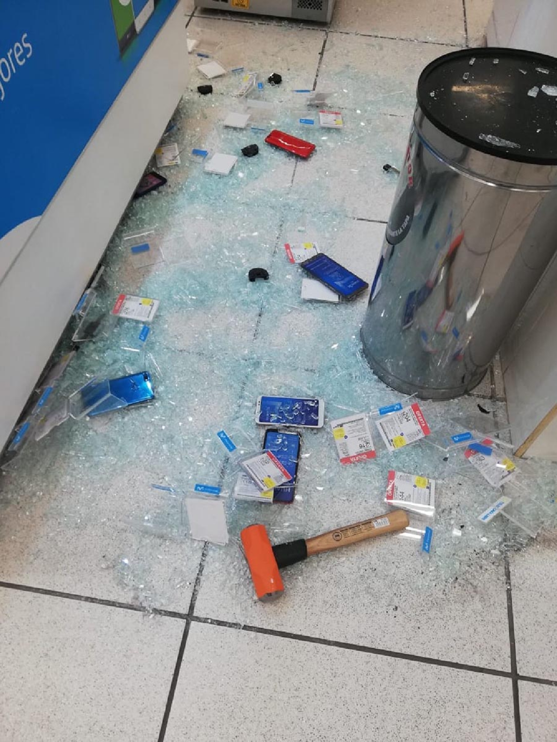 Roban al menos 50 celulares en una tienda Coppel