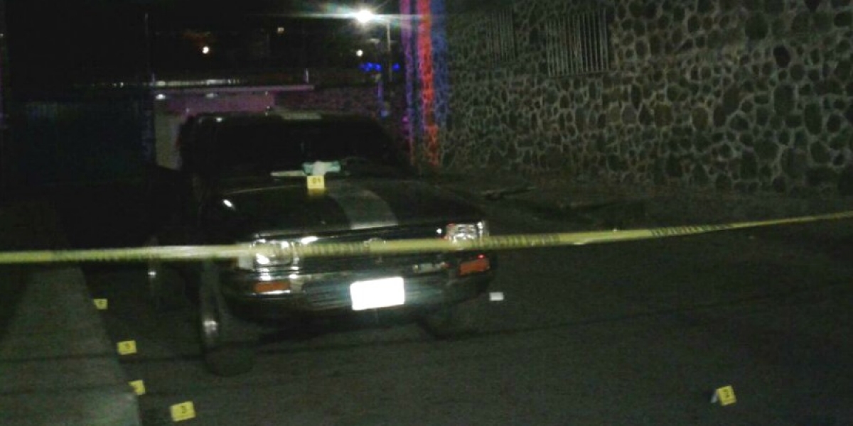 Salen ilesos de ataque a balazos dos hombres en Cuernavaca; les dispararon al menos 26 veces