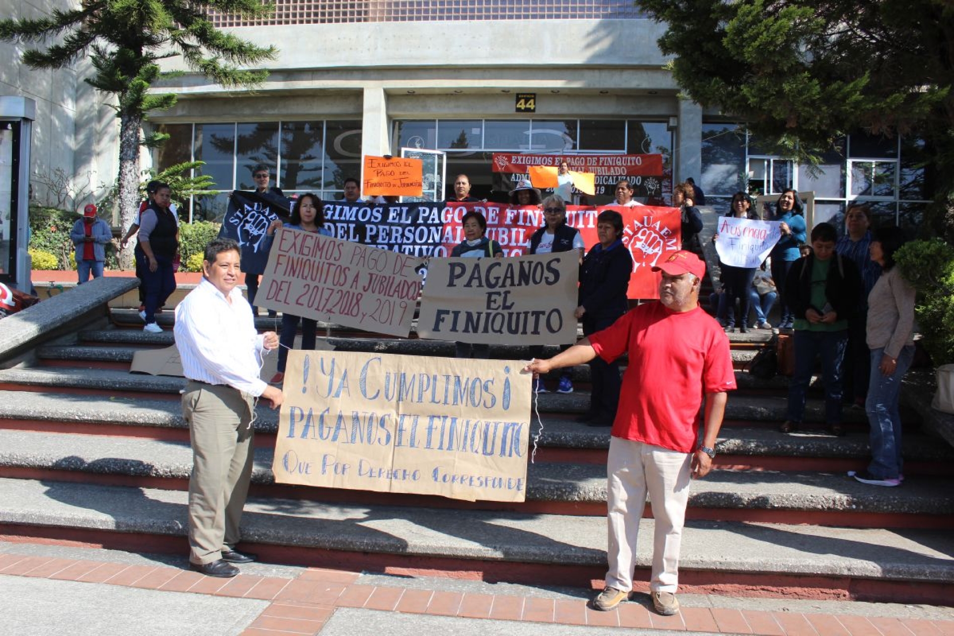 Jubilados reclaman a UAEM pago de finiquitos