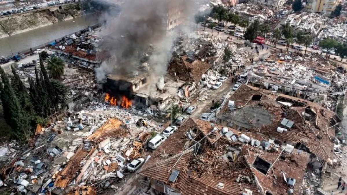 Critican a presidente de Turquía por escasez de ayuda en zonas devastadas por terremoto