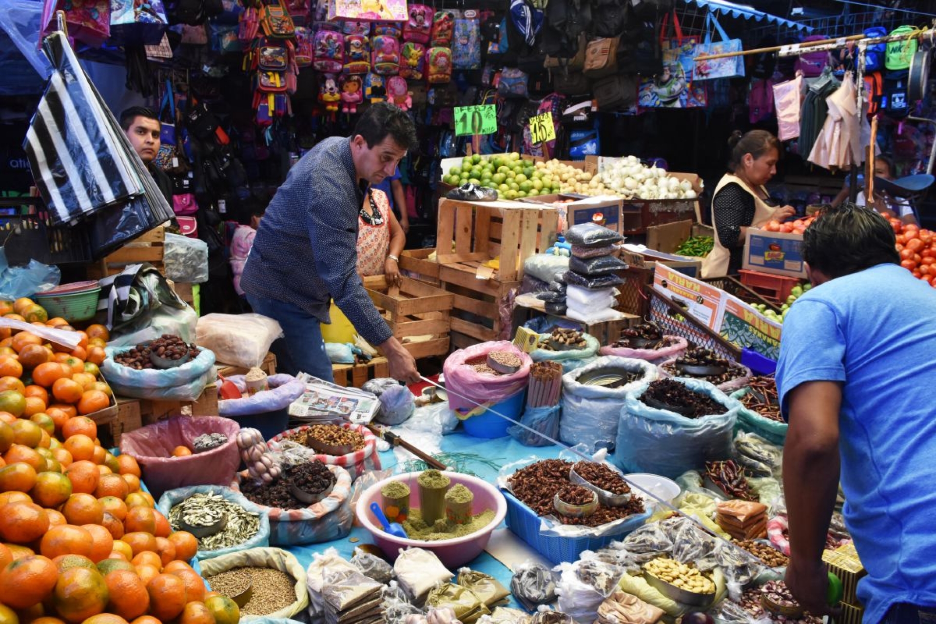 Mantienen precios de frutas y verduras en el mercado ALM