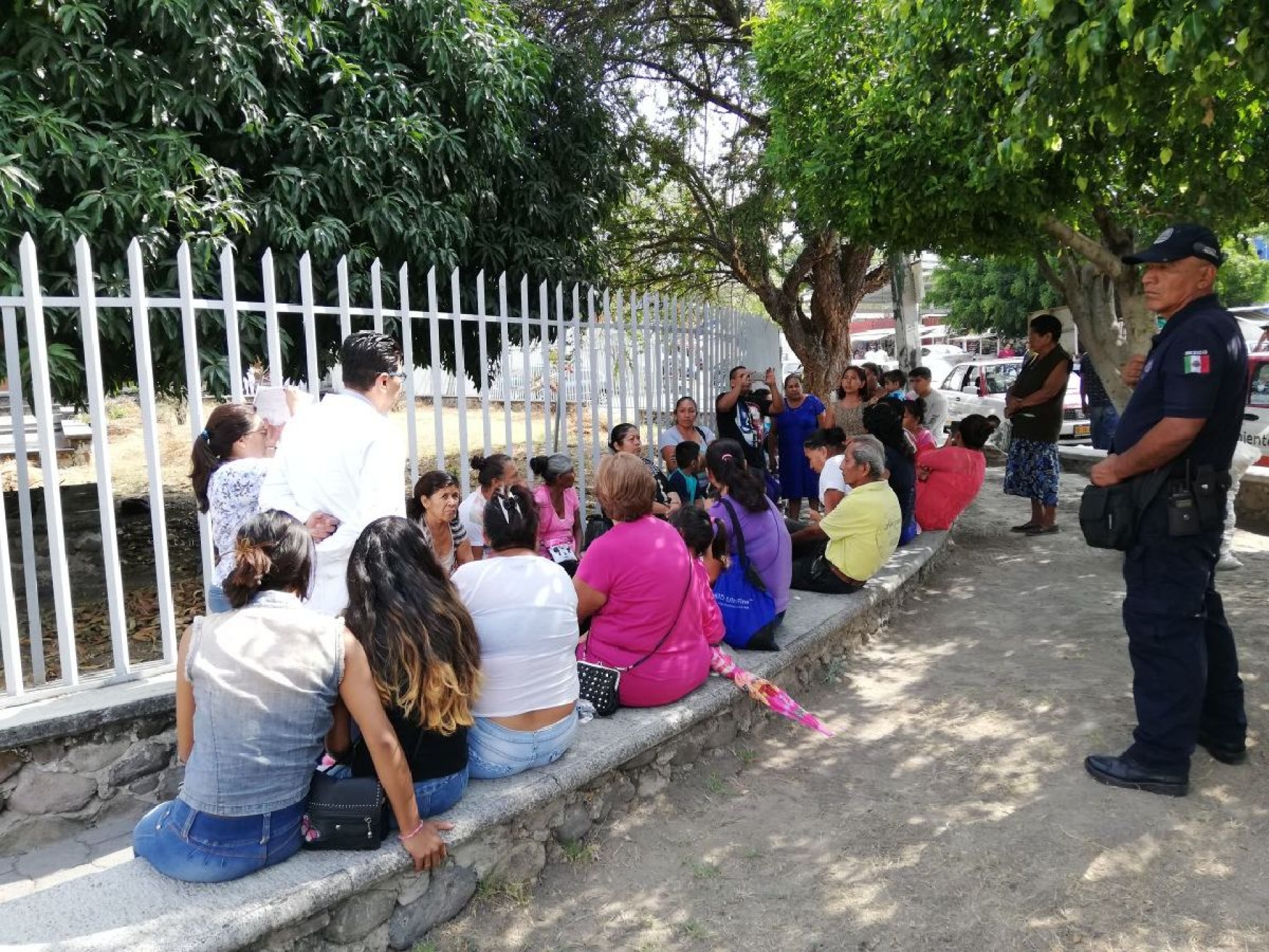 Protestan habitantes de Tetecala ante rumores del cierre del Hospital “Rodolfo Becerril”
