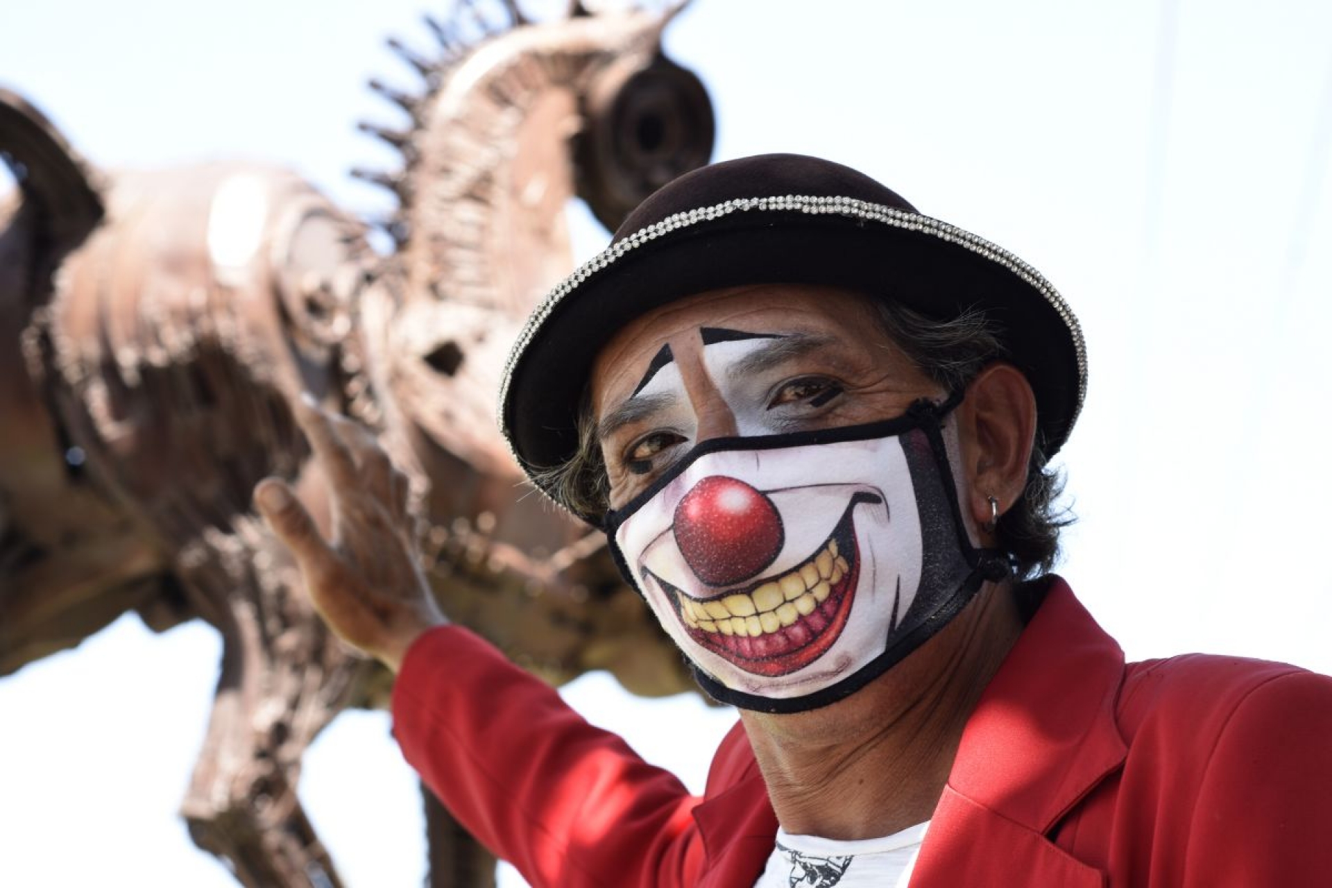 La vida, como el show, debe continuar: Chilo el payaso