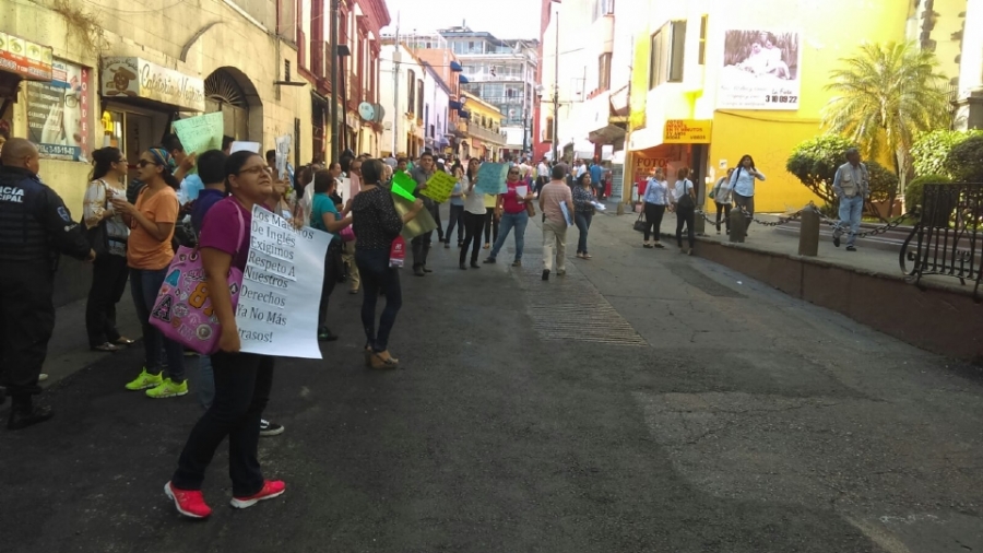 Profesores de Inglés bloquean calle para exigir pagos atrasados