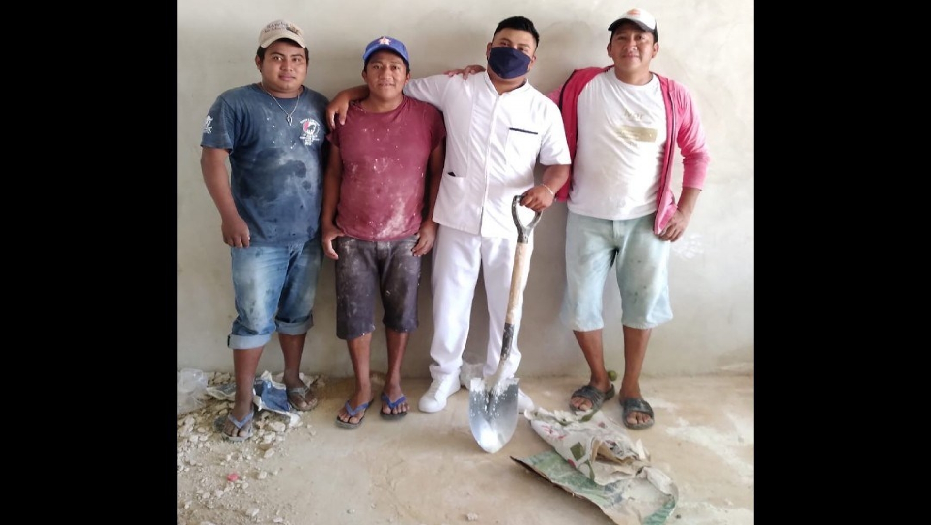 Albañil termina su carrera de enfermería y se vuelve viral