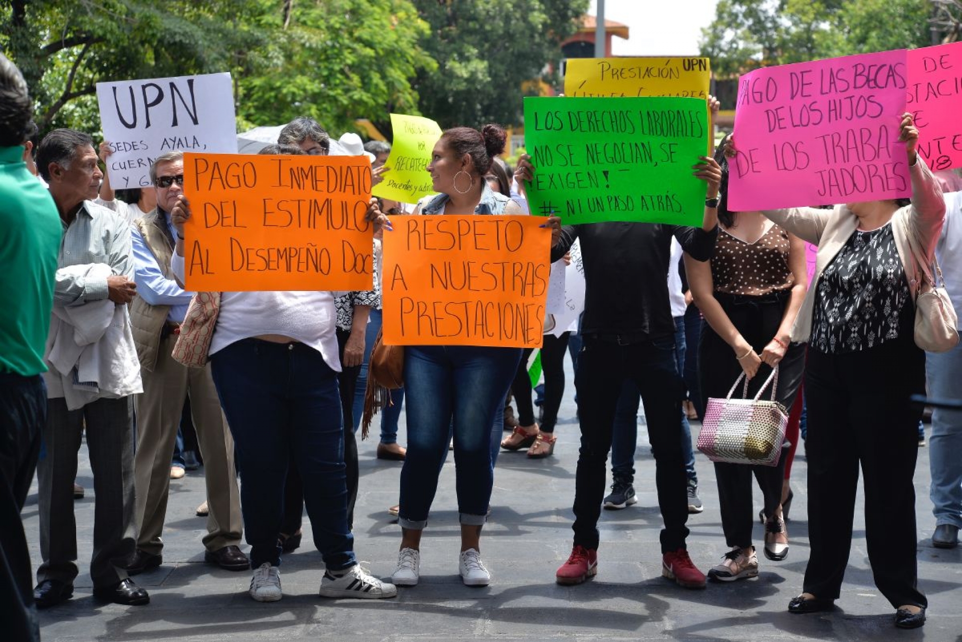 Maestros extienden protestas