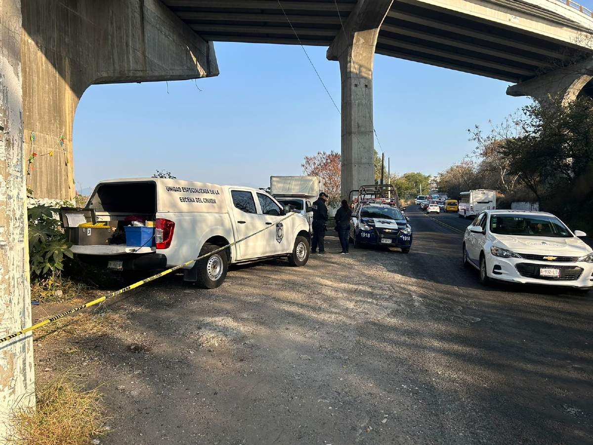 Abandonan tres cadáveres debajo del puente Sin Fin