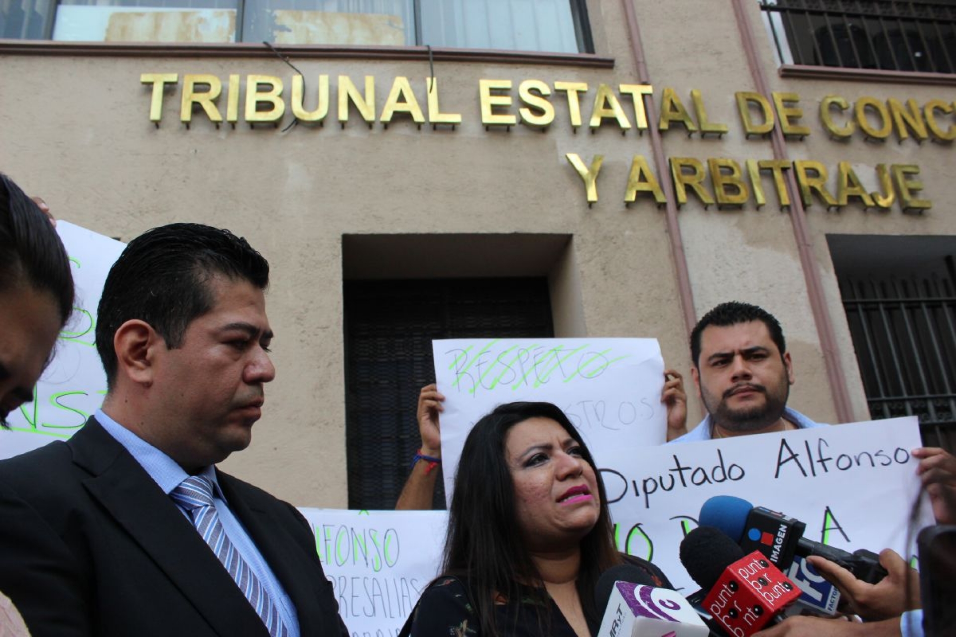 Protestan empleados despedidos del Congreso