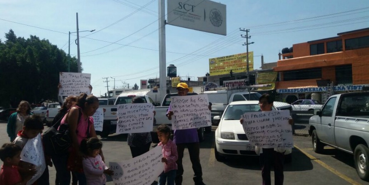 Protestan afectados por obras del paso exprés ante la delegación de la SCT