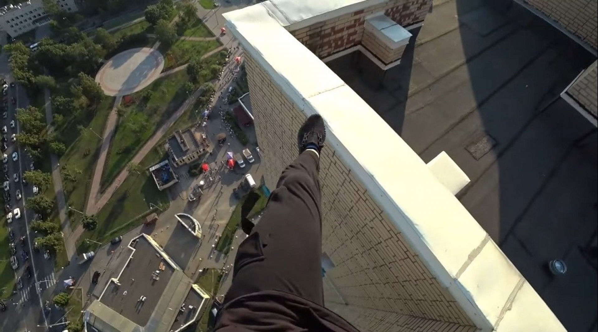 ¡Por poquito y no la cuenta! Experto en parkour graba momento en que casi muere al caer de un edificio