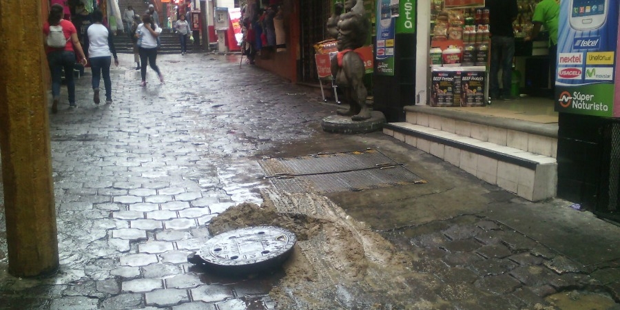 Denuncian comerciantes de Tepetates un foco de infección por aguas negras que brotan del alcantarillado
